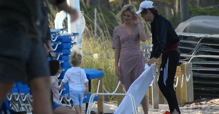 75-letni Mick Jagger na plaży z dwuletnim synem i dziewczyną