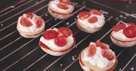 Pieczarki zapiekane z farszem. Smakują jak pizza