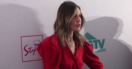Zaangażowana Maja Sablewska pozuje na ściance i ocenia zdjęcia zrobione przez paparazzi