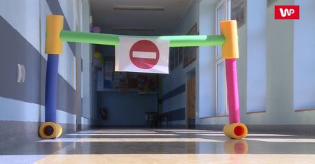 Szkoła wprowadza na korytarzach ruch jednokierunkowy. To efekt reformy edukacji
