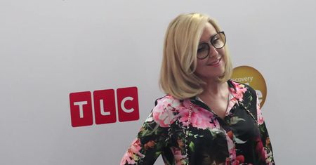 Coraz młodsza Młynarska w kwiecistym komplecie kokietuje paparazzi