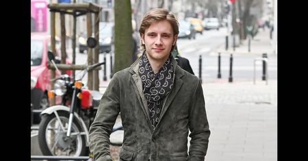 Elegancki Maciej Musiał pozuje z fanami i rozdaje autografy