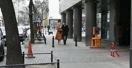 Katarzyna Bonda i Remigiusz Mróz czule obejmują się pod TVN-em