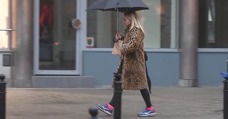 Panterkowa Olejnik przemierza Warszawę w deszczowe popołudnie