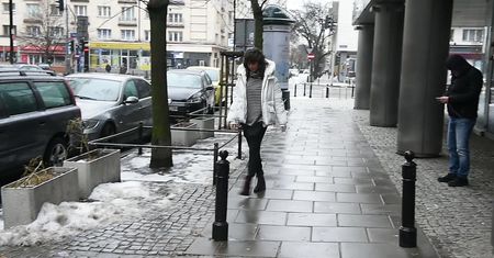 Kukulska w białej puchówce rozdaje autografy
