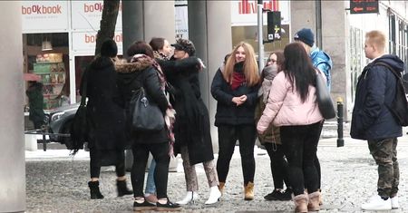 Saszan w białych kozakach tuli się do fanek