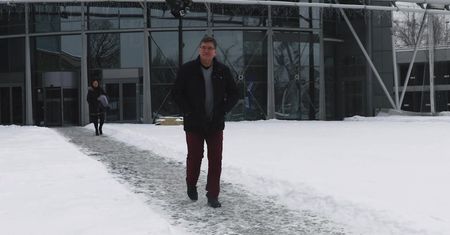Zmarznięty Świerzyński wsiada do wynajętego samochodu