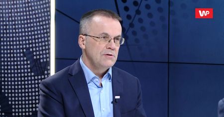Wiceminister przyznaje: nauczyciele zarabiają za mało