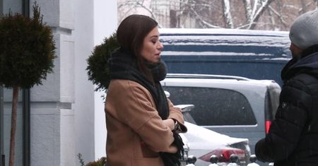 Opatulona żona Kuby Wesołowskiego rozdaje uśmiechy fotoreporterom