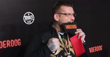 Popek w łańcuchu wygłupia się na ściance