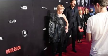 Elegancka Gąsiorowska z kurtką na ramieniu i "niewyjściowym" mężem