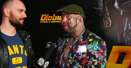 Różalski w kwiecistym garniturze i gołą klatą na premierze "Diablo"