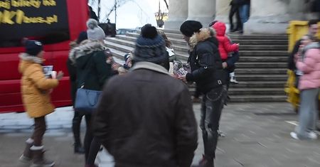 Rozweselona Gosia Rozenek kwestuje z Radkiem i dzieciakami w centrum Warszawy