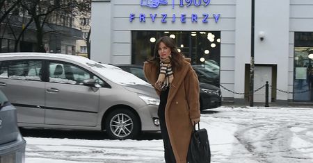 Rusin z nietęgą miną brnie w śniegu