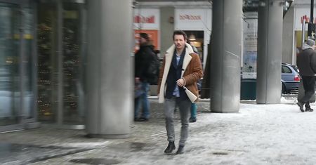 Banasiuk mknie niczym model po oblodzonym chodniku
