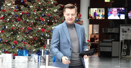 Mroczek wstydzi się założyć czapkę przed paparazzi