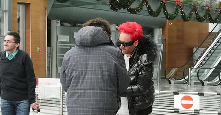 Zadowolony Wiśniewski wsiada do nowego BMW