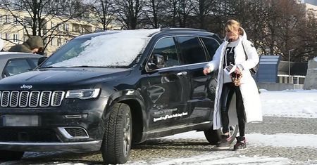 Zawadzka ze szpilkami w ręce fotografuje się z fanem i odśnieża samochód