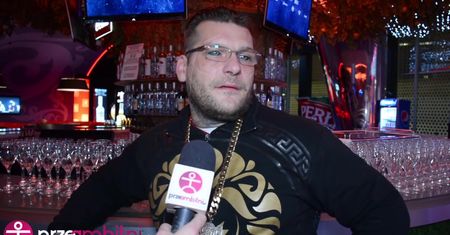 Popek bierze łyka i komentuje tragedię w escape roomie: "To jest życie, tego nie przewidzisz"