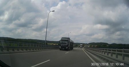 Nagranie mrożące krew w żyłach. Tir jechał wprost na niego