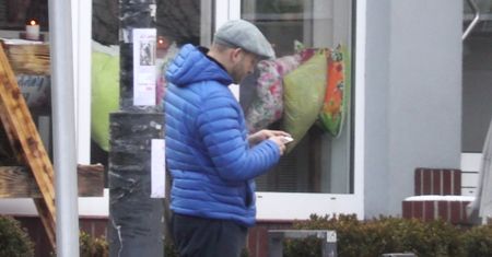 Szyc wpatrzony w telefon mknie ulicami Warszawy