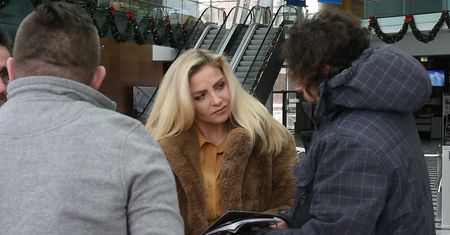 Frykowska pozuje z dzióbkiem przed TVP
