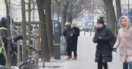 Olejnik walczy z parkometrem, gubiąc rękawiczki