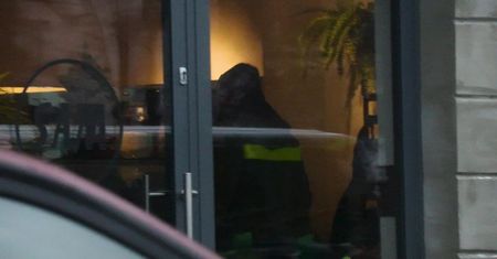 Fabijański w nieschludnej stylizacji pomyka z daniem na wynos