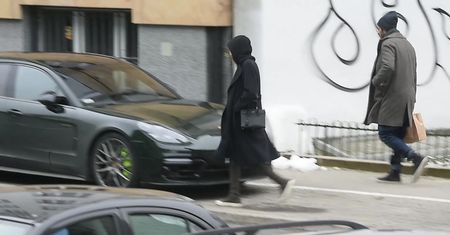 Skwaszony Dębski spaceruje z dziewczyną