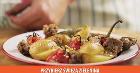 Sałatka z pieczonymi warzywami, żytnim chlebem i sosem truflowym
