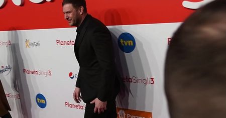 Karolak z "kciukiem Martyniuka" zabiega o uwagę paparazzi