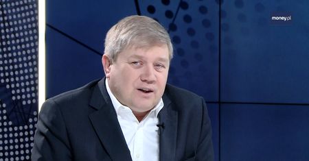 "Kosmos, farsa i fantasmagoria". Ostra ocena postulatów Biedronia