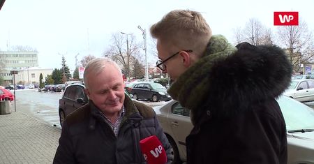Skrajne opinie o Robercie Biedronie w małym miasteczku. "To wariat"