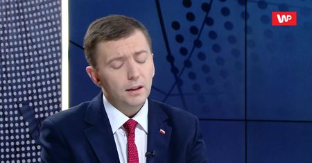 Brudziński o "dziczy" przed TVP. Pokrętne tłumaczenie polityka PiS