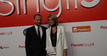 Spięty Szyc pozuje z narzeczoną na premierze komedii romantycznej