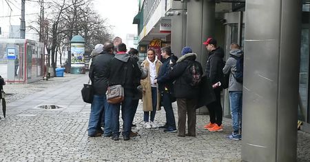 Zaaferowana Książkiewicz rozdaje autografy pod budynkiem TVN-u
