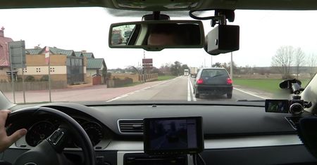 Policjanci nagrali wyprzedzającego kierowcę. "To nie było skrzyżowanie"