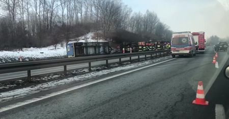 Wypadek na obwodnicy Trójmiasta. Ciężarówka przewrócona na boku