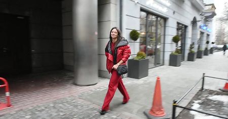 Pewna siebie Rusin w krwistoczerwonej stylizacji