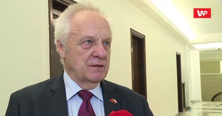 Niesiołowski wysyła prezesa PiS do więzienia. "Łapę trzyma na pieniądzach"