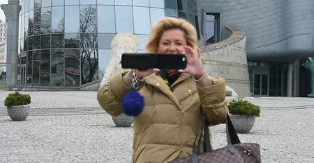Kasprzyk z kamienną twarzą pozuje do zdjęć z fanami
