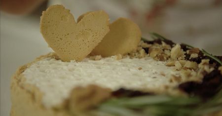 Warstwowe ciasto z miodem i orzechami. Smakuje bajecznie