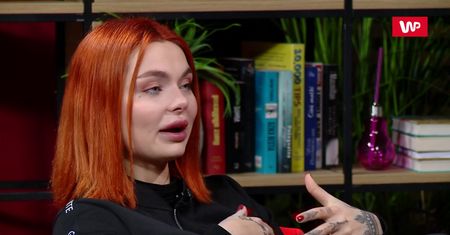 Zapłakana Luxuria o powiększonych wargach: "Jak byłam mała, to skleiłam sobie usta kropelką"