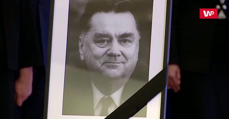 Trumna z ciałem premiera Olszewskiego złożona w KPRM