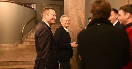 Biedroń i Rabiej na podwójnej randce w teatrze
