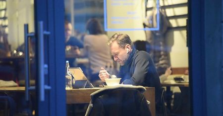 Samotny Kraśko z przejęciem macha łyżką podczas obiadu