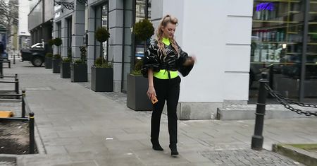 Zmieszana Sarsa bez rogów pozuje z fanami