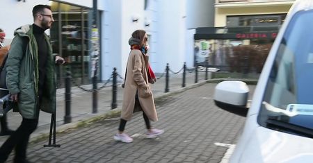 Skwaszona Szroeder pozuje z fanami pod TVN-em