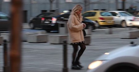 Olejnik w kraciastej mini mknie do auta