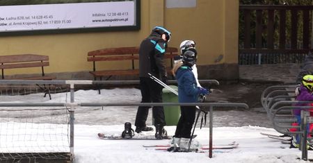 Zielińska w zielonych okularach szusuje po stoku